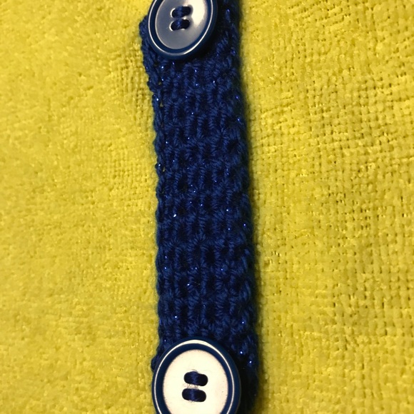 Hand crochet Shawl w/attachment - Picture 4 of 6